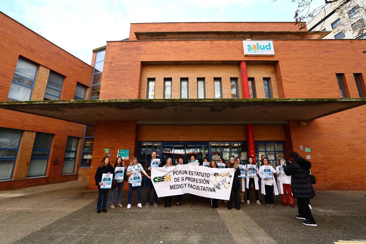 Concentración a las puertas del centro de salud de La Jota en el tercer día de huelga.