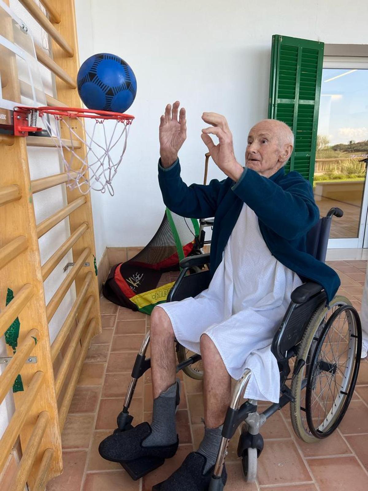 Un paciente practica baloncesto