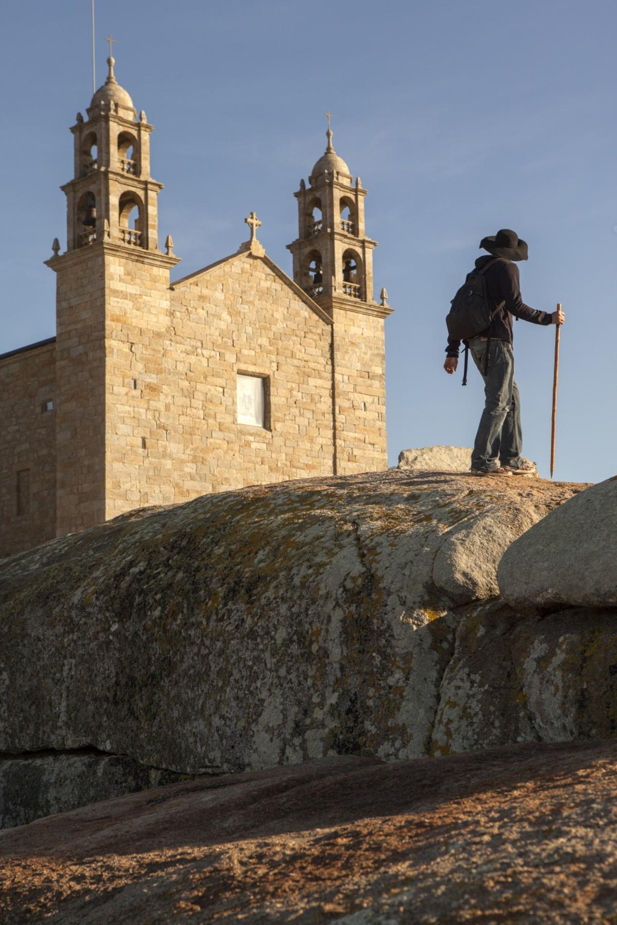 Camino de Santiago a Finisterre a su paso por el Santuario de la Virgen de la Barca en Muxía.