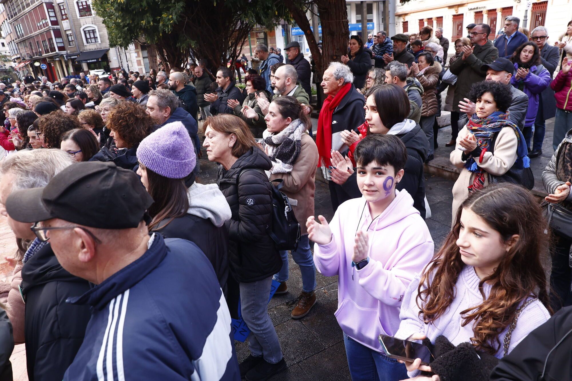 Multitudinaria manifestación en Langreo de repulsa por la muerte de Karilenia