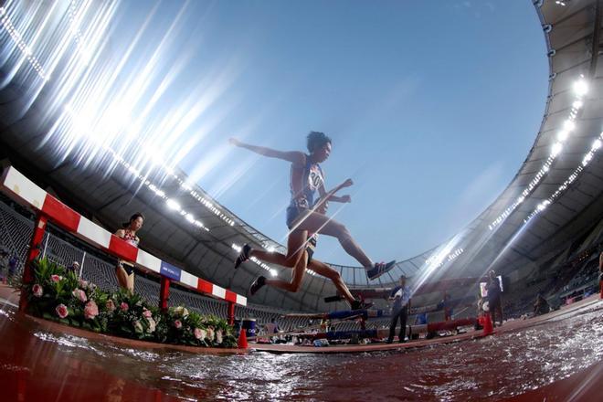 Las mujeres compiten en el evento de 3000m en el tercer día del 23º Campeonato Asiático de Atletismo en el Estadio Internacional Khalifa en la capital de Qatar, Doha.