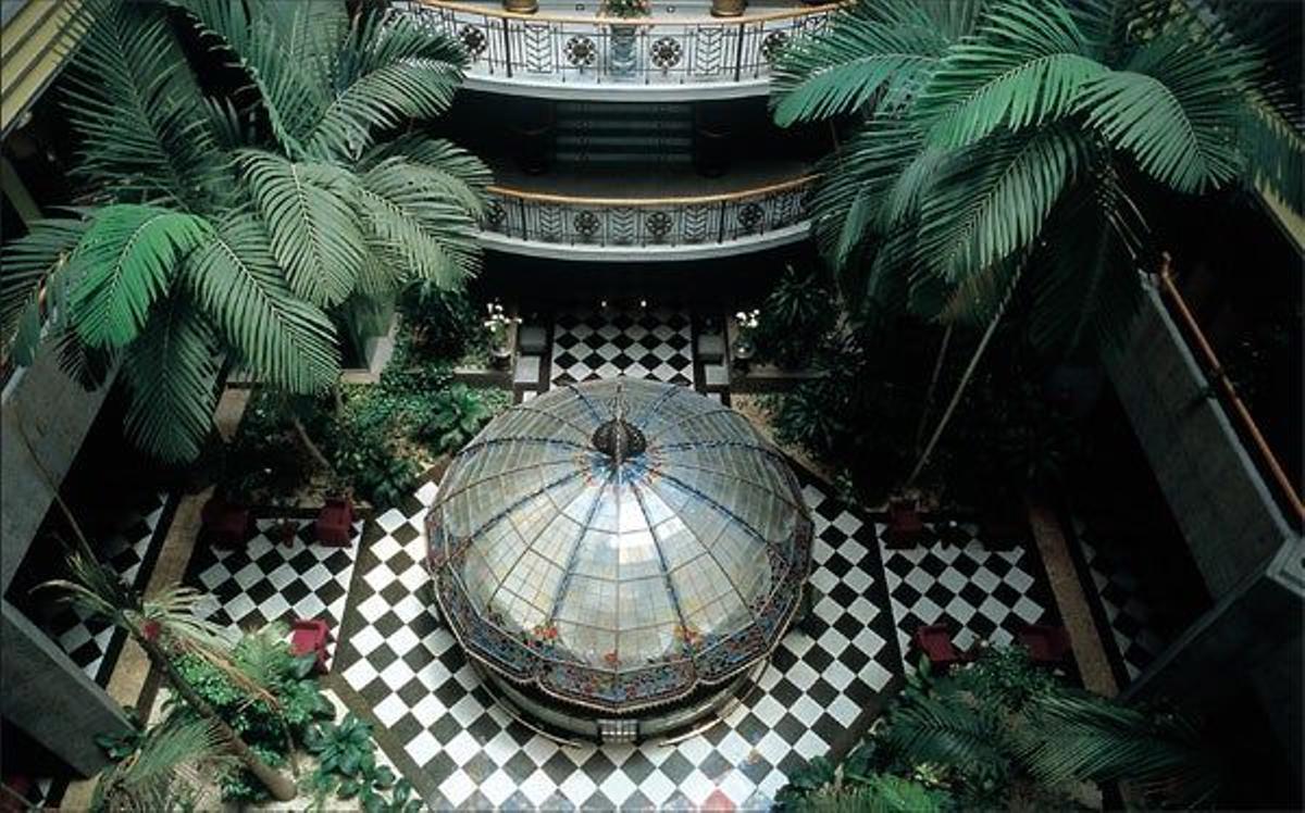 Cúpula de vidrio emplomado de 12.000 piezas en el hotel Jardines de Nivaria