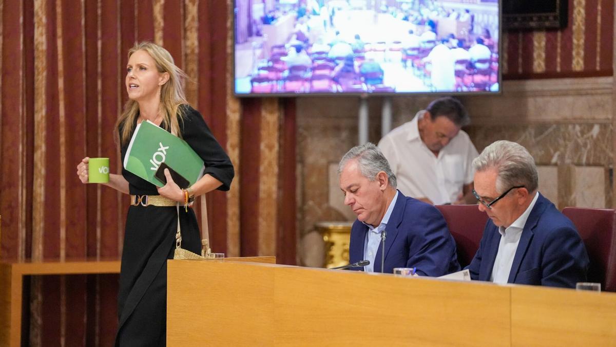 La concejal de Vox en Sevilla, Cristina Peláez; el alcalde de Sevilla, José Luis Sanz; y el primer teniente de alcalde, Juan Bueno.