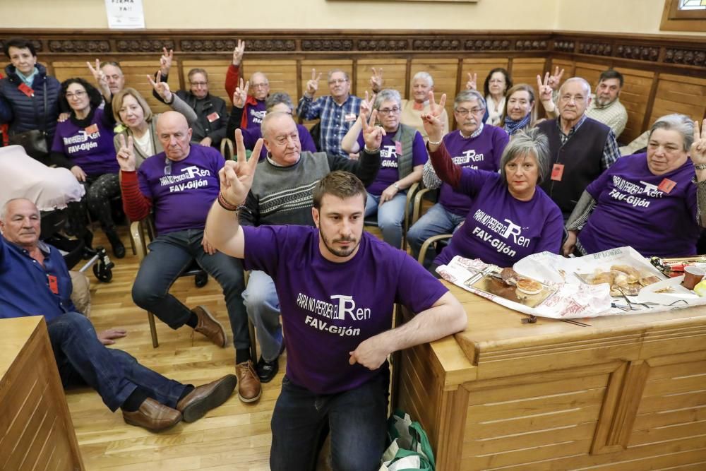 Salen los vecinos encerrados en el Ayuntamiento de Gijón por el plan de vías