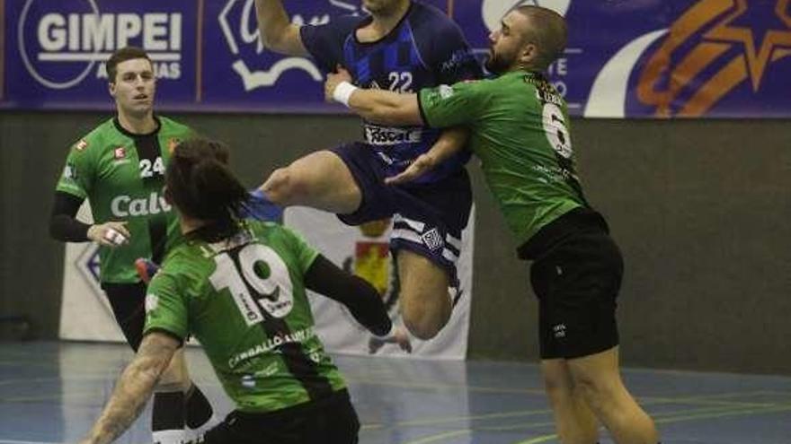 Carlos, del Xiria, sujeta a Aitor en un partido de la fase de ascenso.