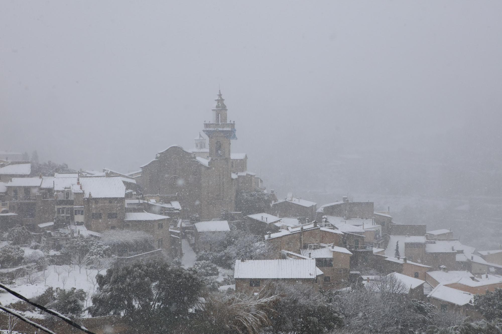 Malerisches Mallorca: Valldemossa im Schnee