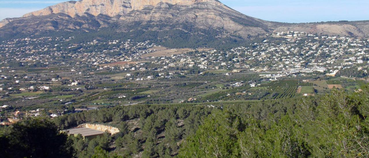 En primer término, la ladera de Capsades donde están los terrenos del litigio.