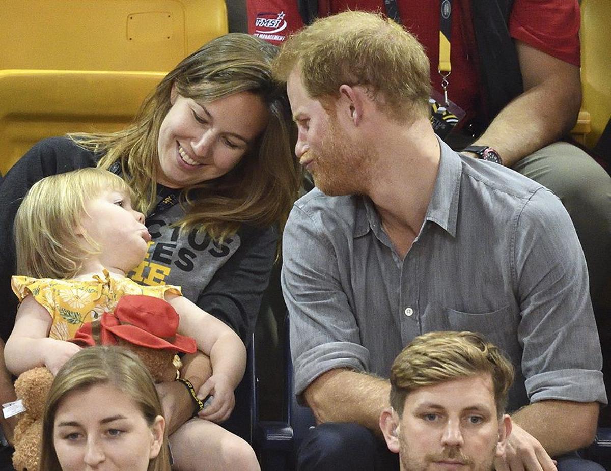 El príncipe Harry juega a ser papá en Canadá
