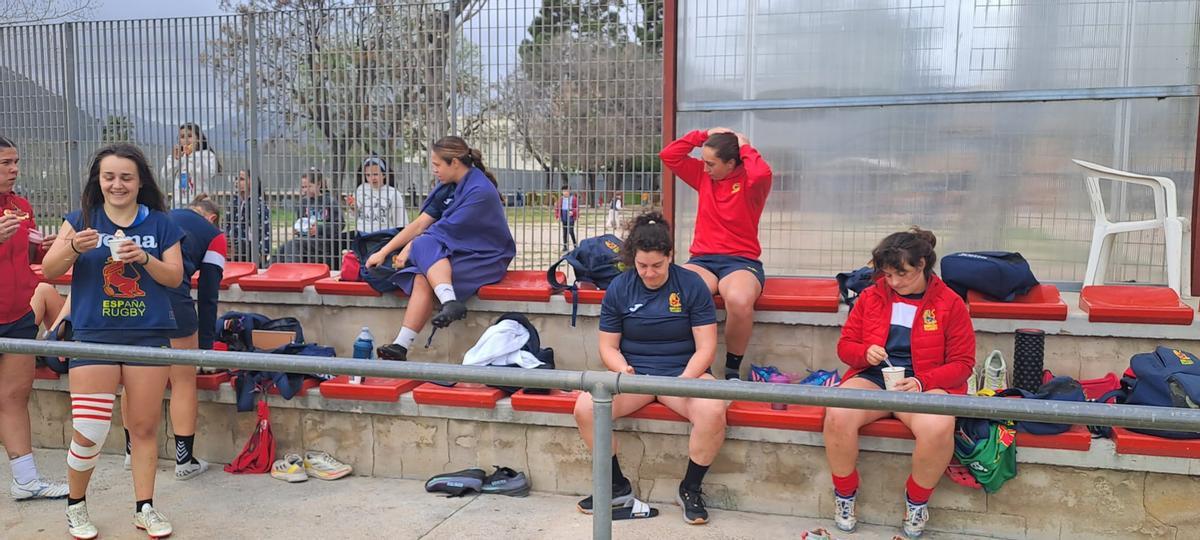 Las jugadores de España, en un momento de descanso, durante un entrenamiento en el Vergeret