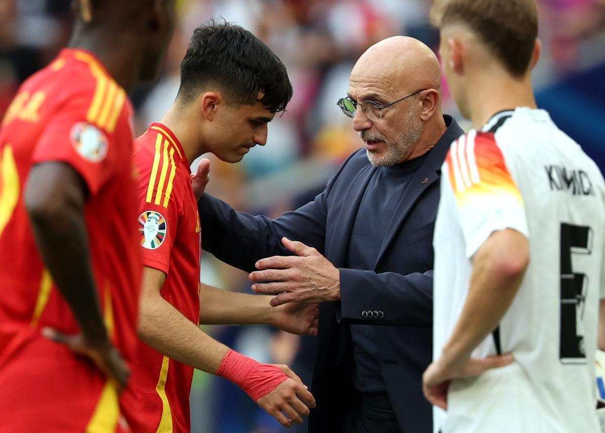 Luis de la Fuente con Pedri en la Eurocopa.