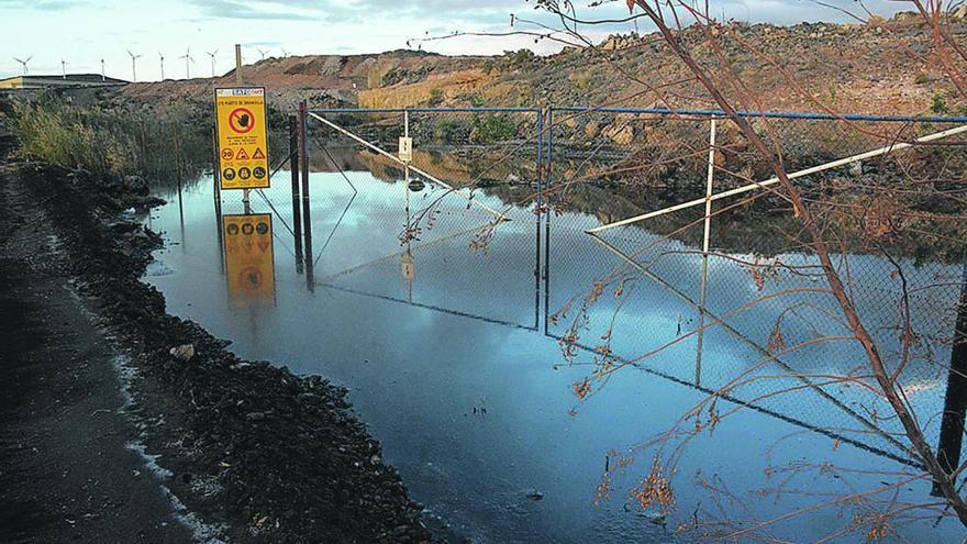 Laguna de aguas pestilentes en el Polígono Industrial de Granadilla.