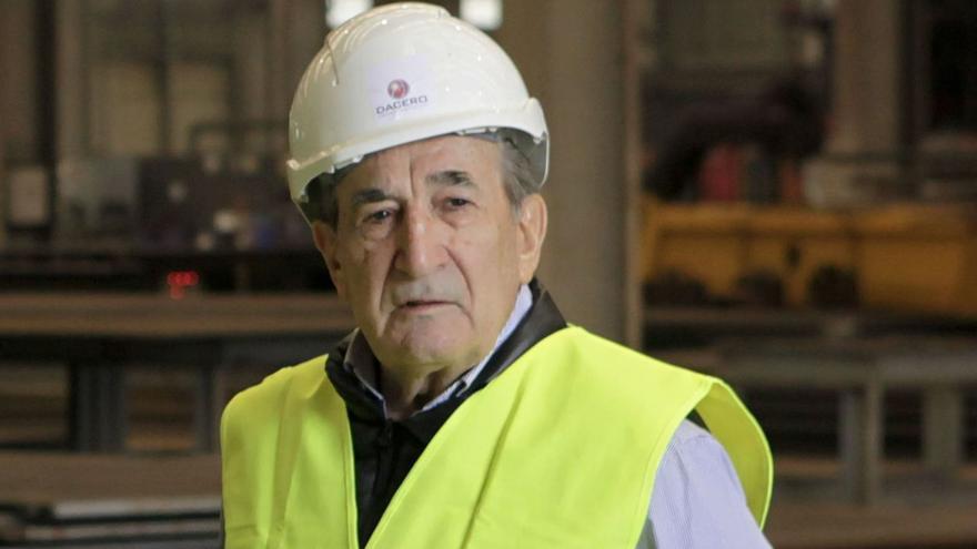 Daniel Alonso con el chaleco y el casco de Dacero, una de las empresas del grupo que lleva su nombre.