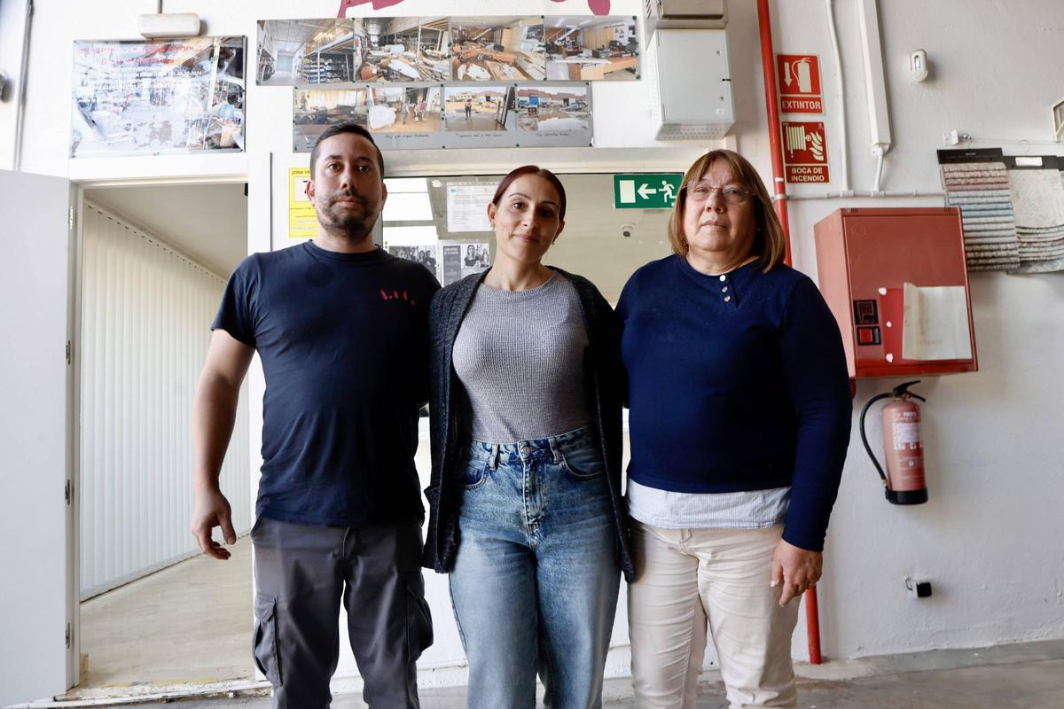 Rafael Gómez (i.) y Mari Carmen Millán (d.), junto a una trabajadora.