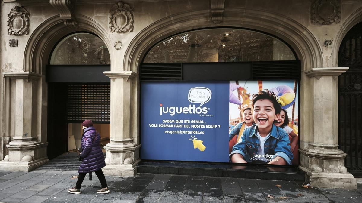 Façana dels baixos de la casa Sitjes, que ocuparà Juguettos