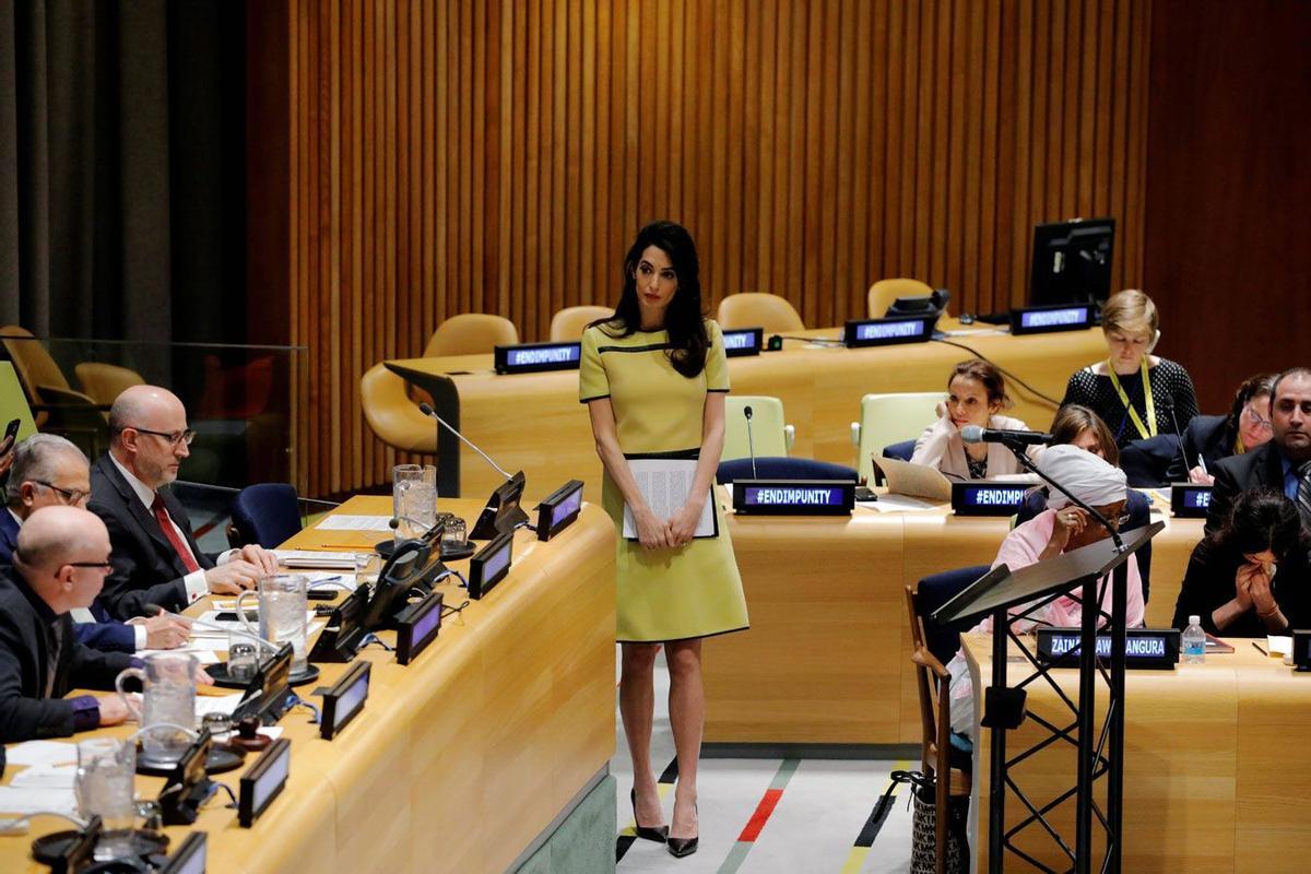 Amal Clooney embarazada con look amarillo de Bottega Veneta