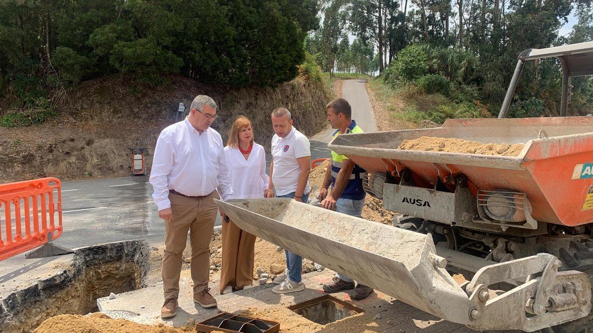 Autoridades y operarios en el lugar de las obras