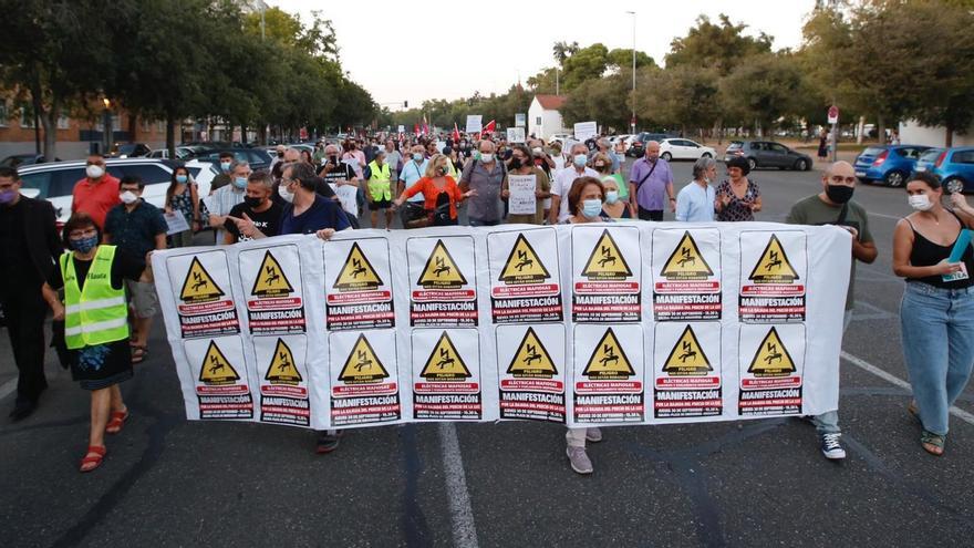 Varios colectivos se manifiestan en Córdoba contra el &quot;abuso de las eléctricas&quot;