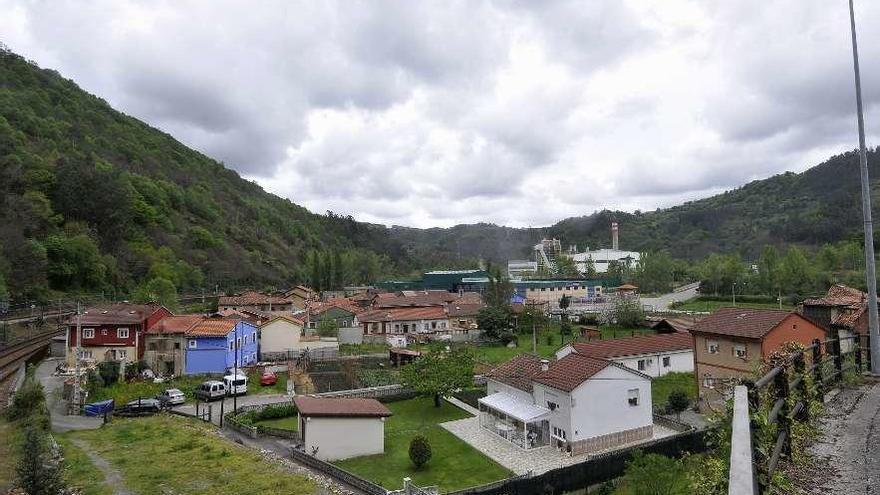 Vista general del pueblo de Ablaña de Abajo con la térmica de La Pereda al fondo.