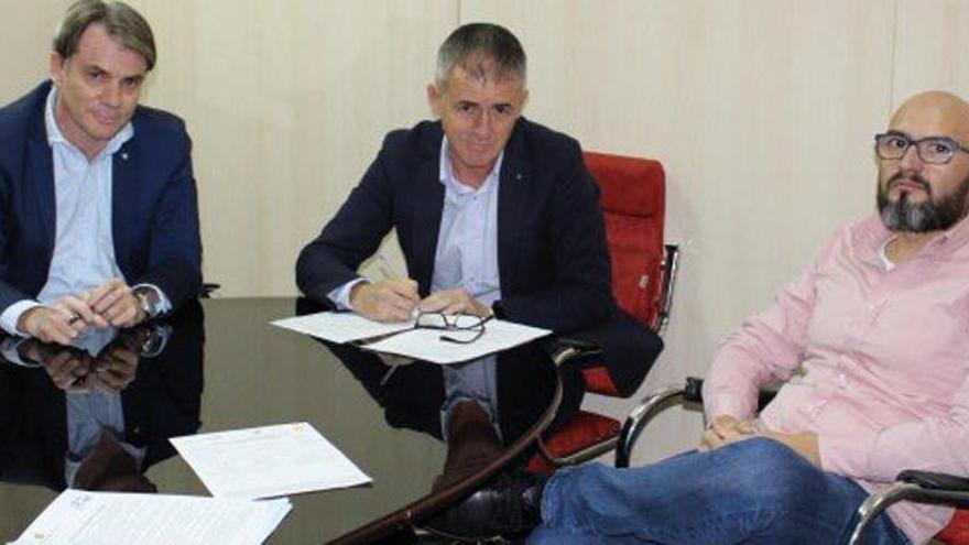 Alcaraz, en la firma del contrato.