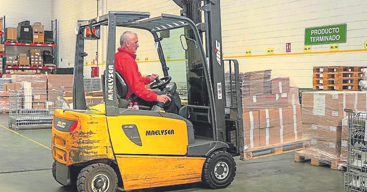 Un operario realiza una maniobra con una carretilla elevadora