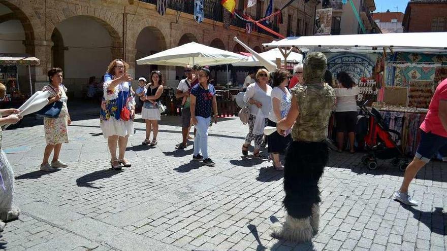 El público se animó a participar del espectáculo de pasacalles con malabares, en la mañana de ayer.