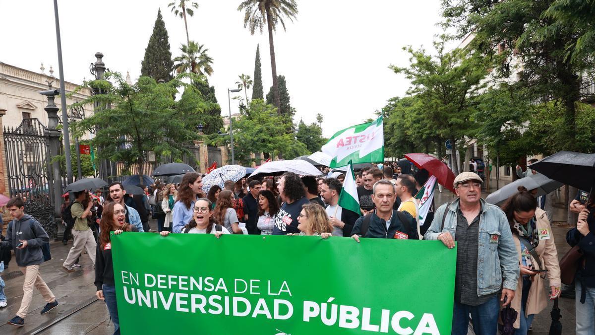 Medio millar de de universitarios y profesores de Sevilla claman contra la “asfixia” de la Junta de Andalucía en el modelo de financiación.