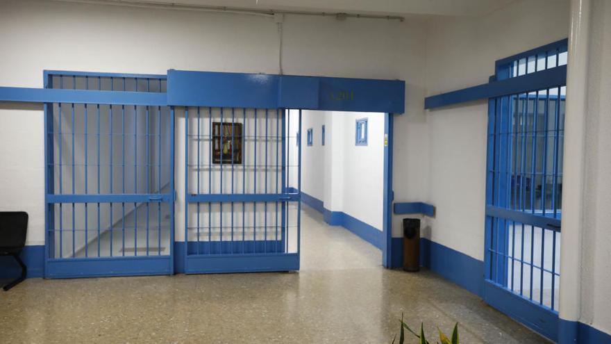 Una funcionaria en prácticas vigila sola a 120 hombres en la cárcel de Picassent