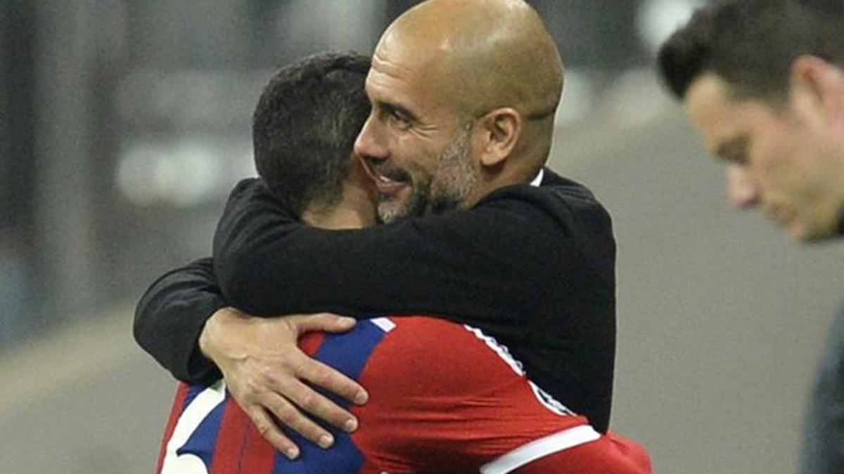 El abrazo entre Thiago y Guardiola después de ganar al Oporto