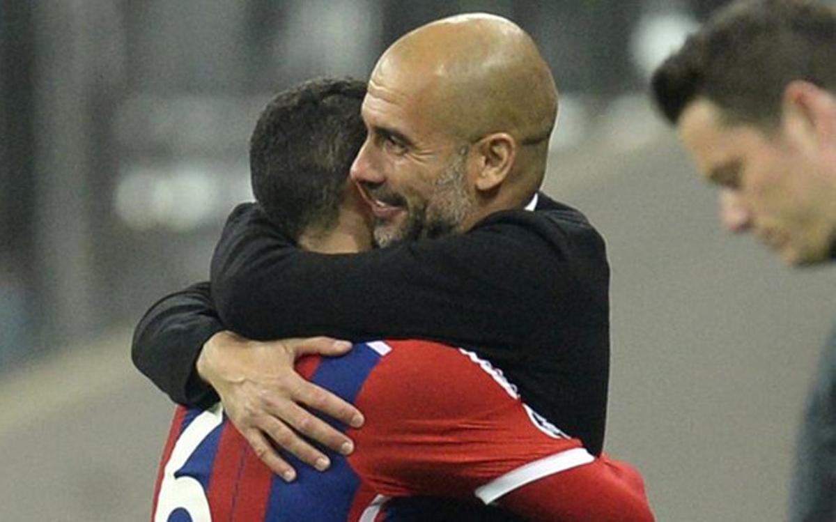 El abrazo entre Thiago y Guardiola después de ganar al Oporto