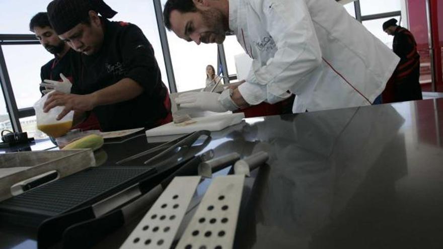 Koldo Miranda y Mario Cárdenas preparan un tiradito de lubina del Cantábrico en el taller.