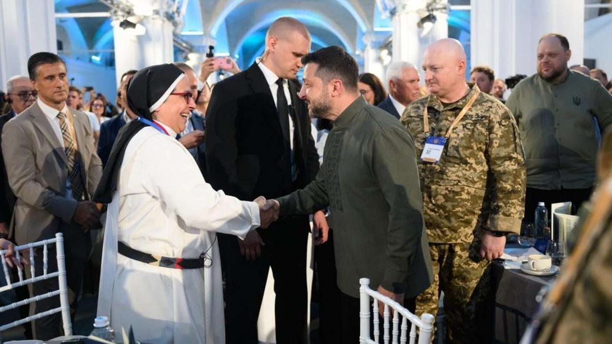 Salutació de la monja establerta a Manresa amb el president d'Ucraïna