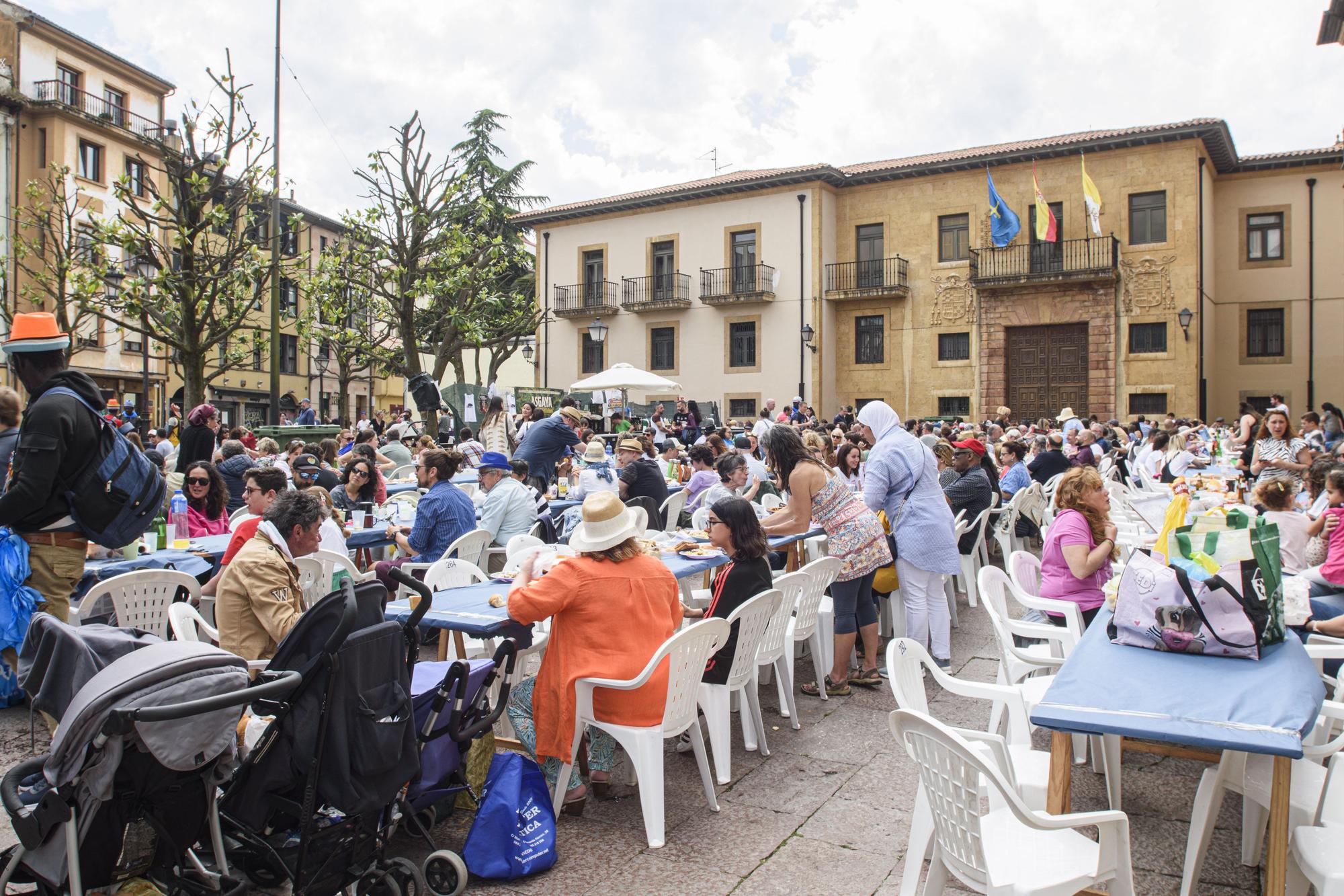 El Antiguo recupera su comida en la calle tres años después