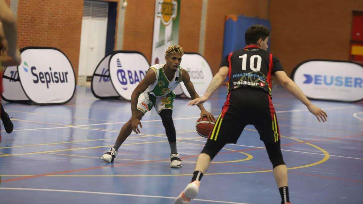 Julio Rodríguez (Coto Córdoba) controla el balón en el derbi ante el Peñarroya.