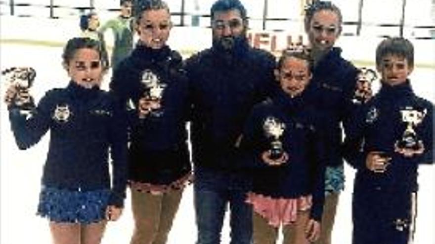 Cinc dels premiats amb els seus respectius trofeus