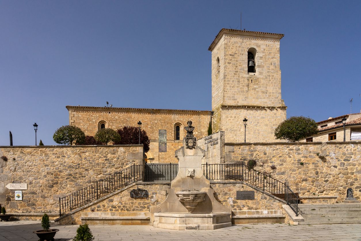 Iglesia románica de San Esteban en el casco antiguo de Caleruega, Burgos.