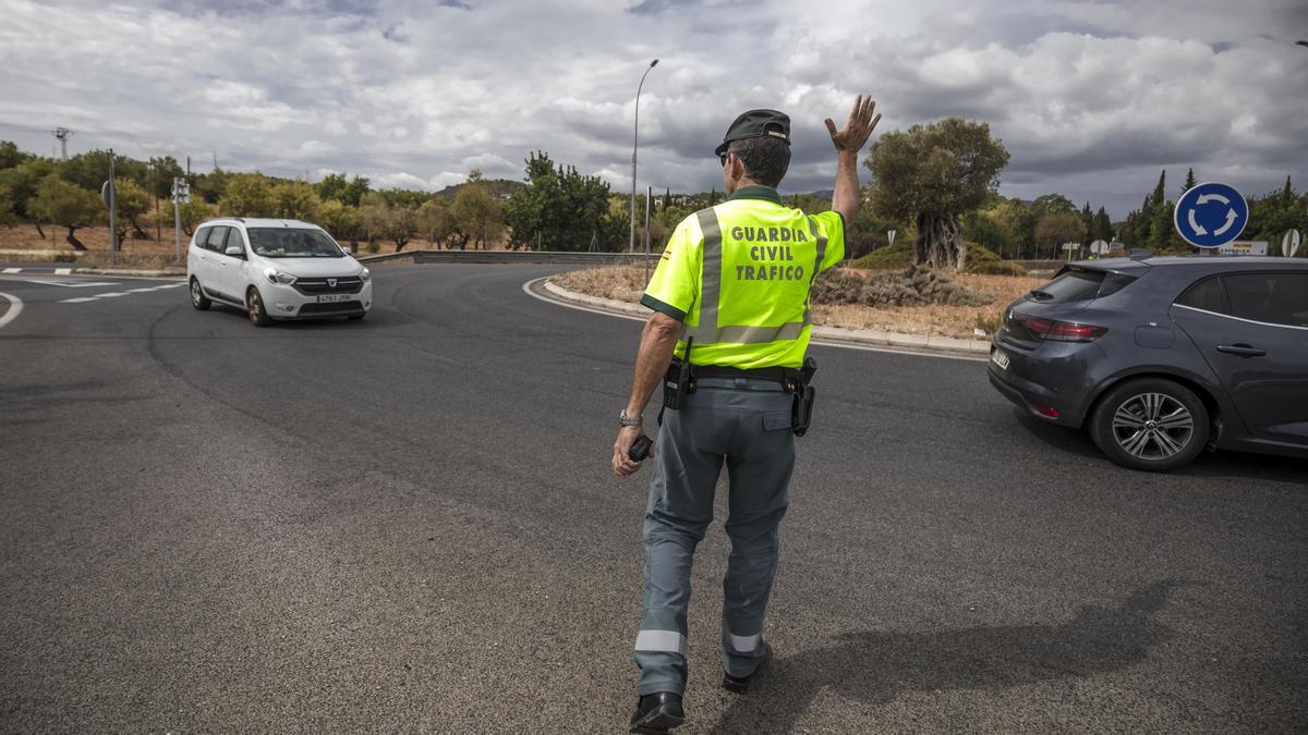 Ein Beamter der Guardia Civil an einem Kreisverkehr außerhalb von Palma de Mallorca.