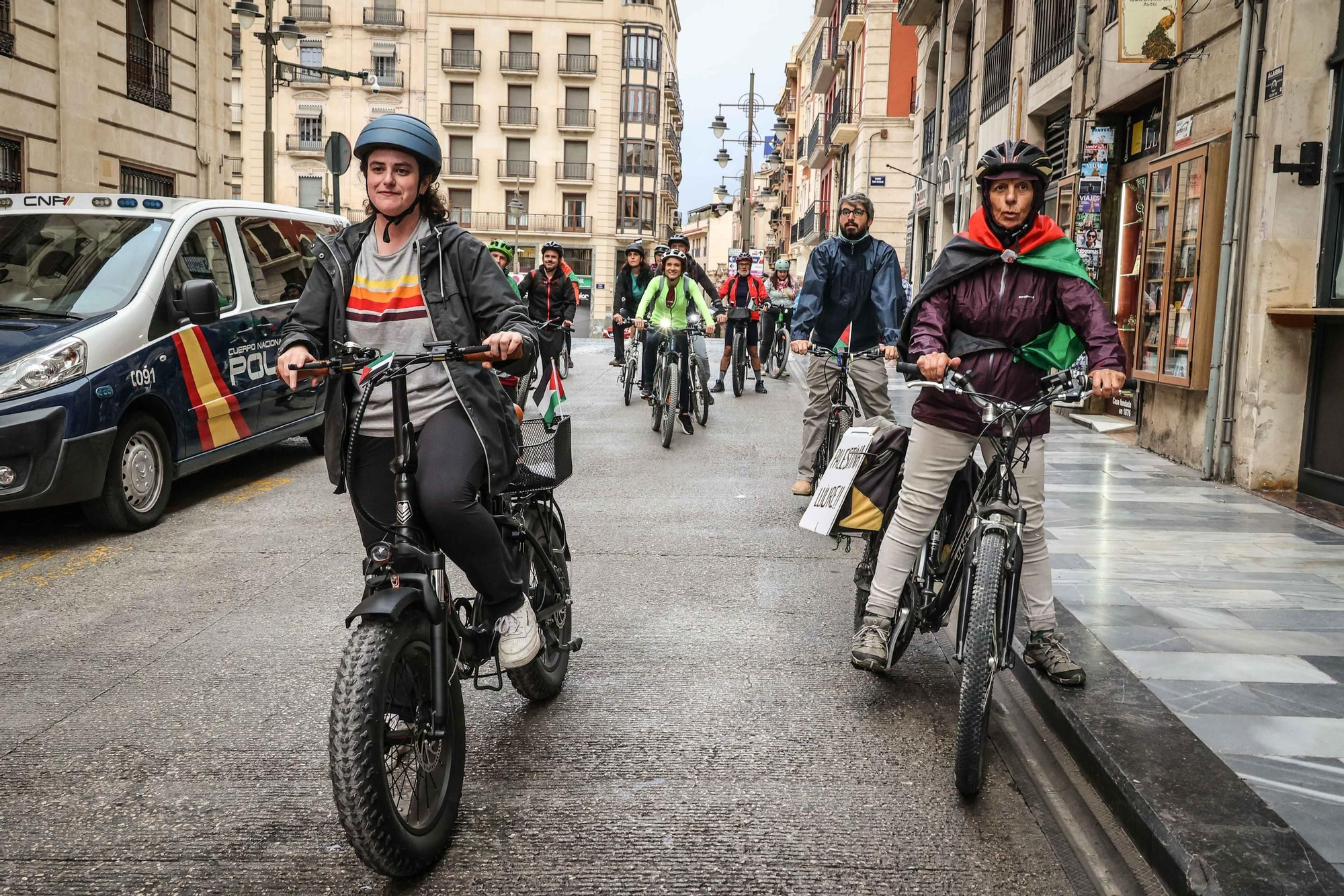 Alcoy se moviliza bajo la lluvia: concentración y marcha ciclista en apoyo al pueblo palestino