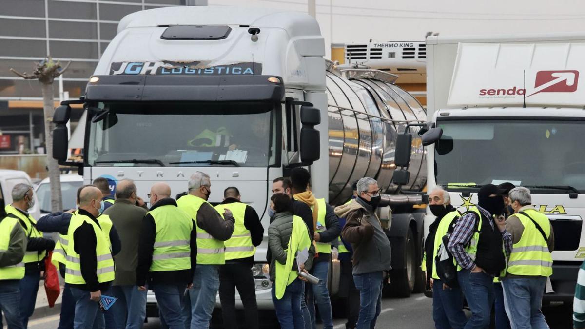 Conductores del transporte de mercancías impiden la salida de camiones en la última huelga