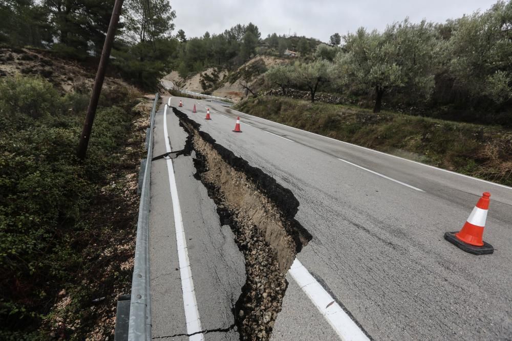 Carretera CV-70 entre Benimantell y Benifato, cortada por desprendimientos