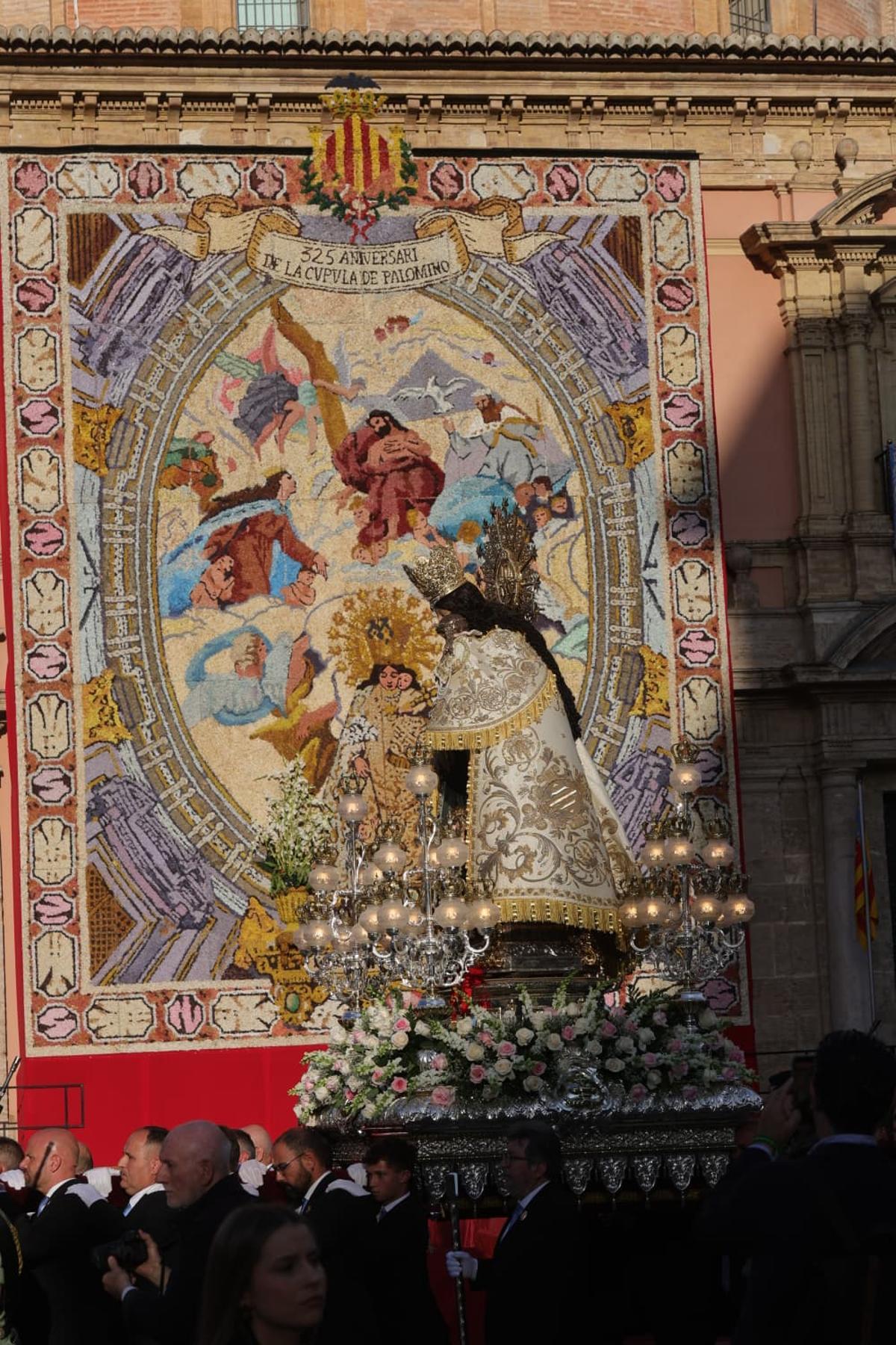 La Virgen de los Desamparados procesiona por el centro de València La Virgen de los Desamparados procesiona por el centro de València