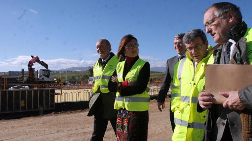 El consejero andaluz de Obras Públicas, Luis García Garrido (segundo por la derecha), durante su visita esta mañana a las obras del metro de Málaga