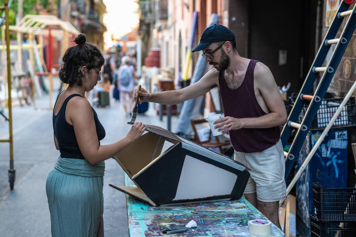 Vecinos del barrio de Gràcia, decoran las calles para sus fiestas