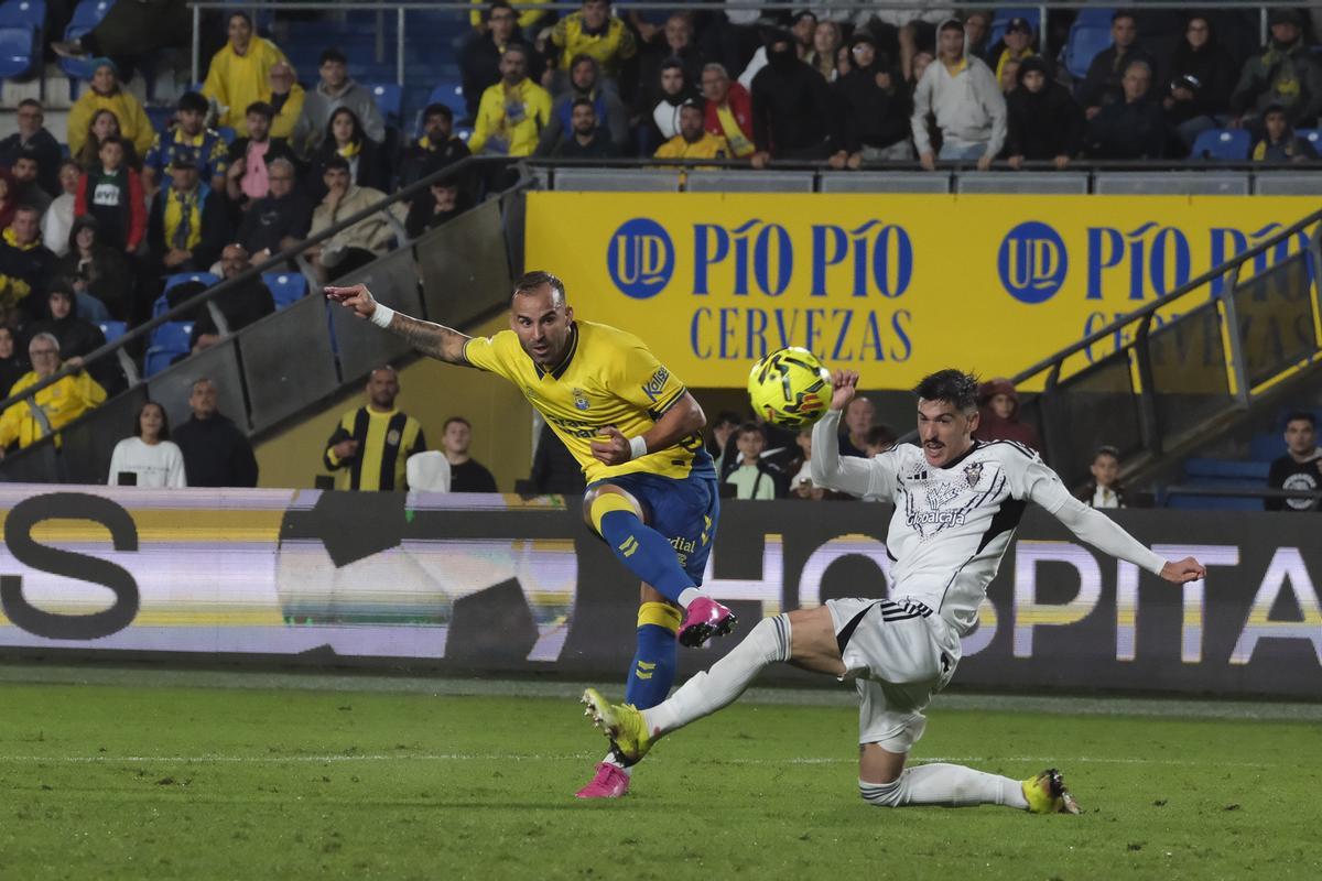 El disparo de Jesé, ayer, ante el Albacete en el Gran Canaria.