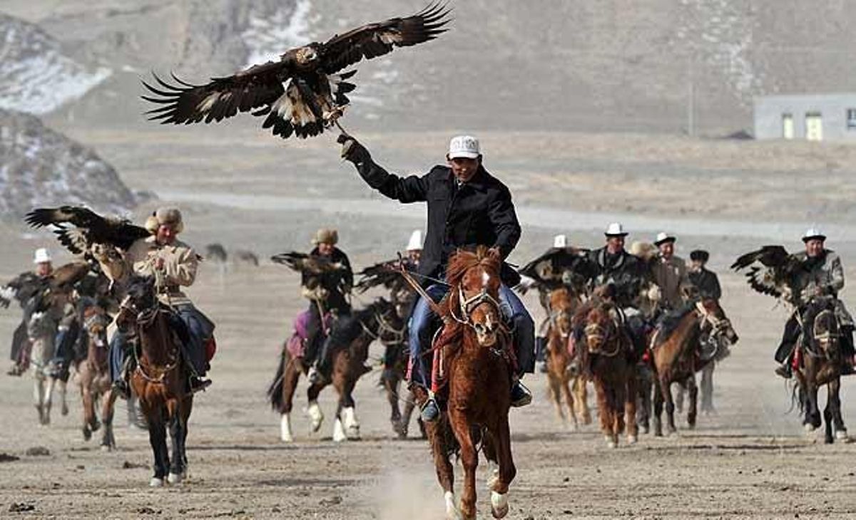 Pastors de l’ètnia kirguí porten els seus falcons mentre cavalquen en cavalls durant una demostració celebrada en el festival Nowruz al districte d’Akqi, a la regió autònoma de Xinjiang (Xina) ’Nowruz’, que significa ’nou dia’ en kurd, marca el primer dia de la primavera i l’inici de l’any en el calendari iranià.