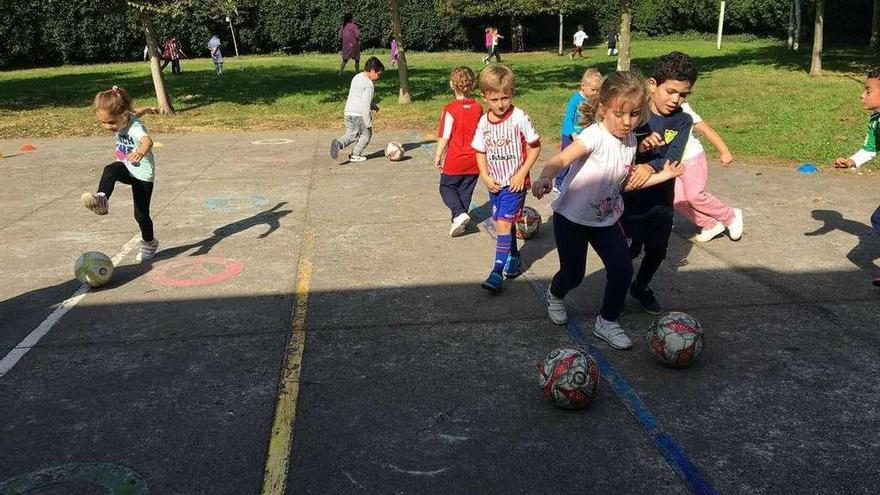 Los niños, ayer, jugando a fútbol en el patio del colegio de San Félix.