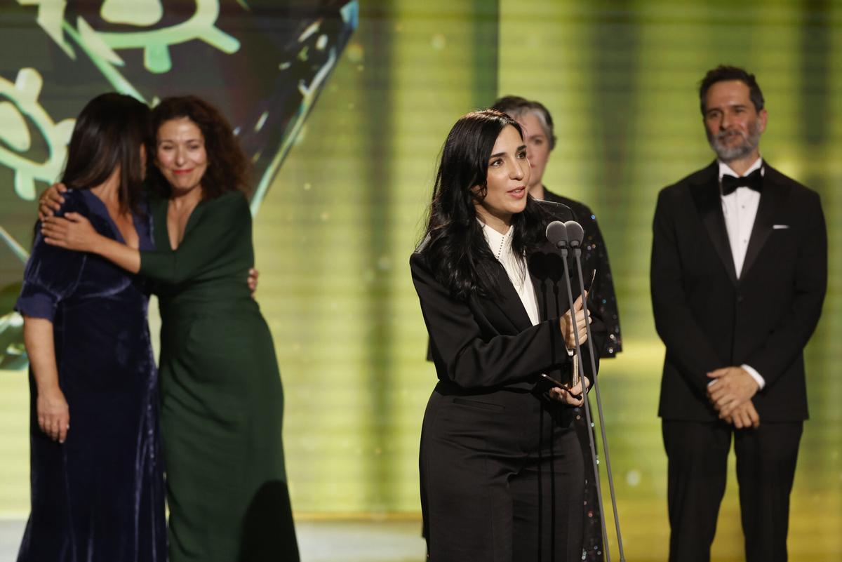 La realizadora Alauda Ruiz de Azúa tras recibir el premio a ´Mejor largometraje de ficción´ por su película ´Los Domingos´ durante la gala de la 31 edición de los Premios Forqué que se celebra este sábado en Ifema, en Madrid. EFE/Mariscal.