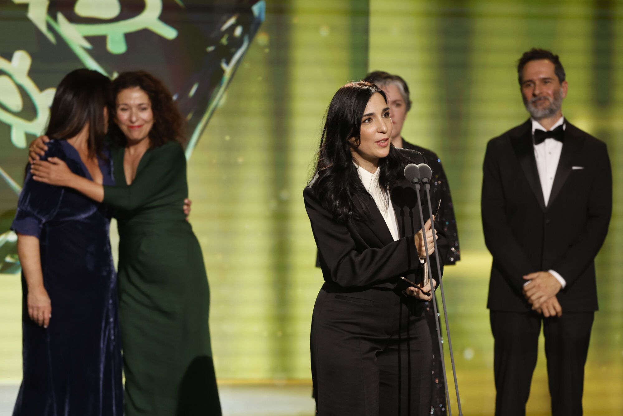 La realizadora Alauda Ruiz de Azúa tras recibir el premio a ´Mejor largometraje de ficción´ por su película ´Los Domingos´ durante la gala de la 31 edición de los Premios Forqué que se celebra este sábado en Ifema, en Madrid. EFE/Mariscal.