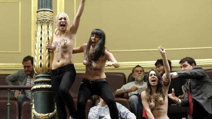 Activistas feministas cuando interrumpieron el pleno del Congreso recientemente.