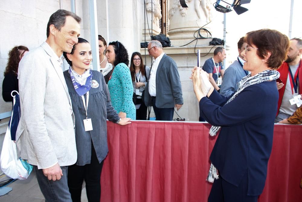 La vicepresidenta se hace una foto con Pedro Duque...