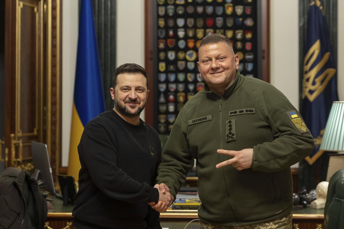 El presidente Zelenski, junto al relevado comandante del Ejército Zalushni, la semana pasada en Kiev